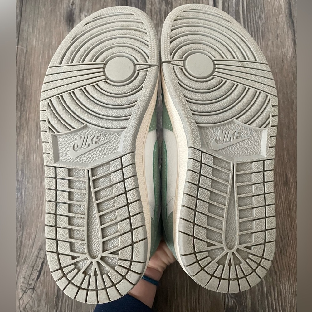 Rare Nike Air Jordan 1 Retro High OG “Turbo Green” Size 7 Men/8.5 Women - Picture 3 of 16